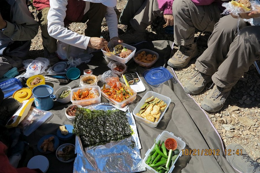 떡복기, 쭈구미 무침,김밥,전,김 아 맛있겠다..JPG